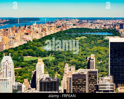 Central Park in New York City betrachtet von der Aussichtsplattform des Rockefeller Center in New York City, USA. George Washington Br Stockfoto