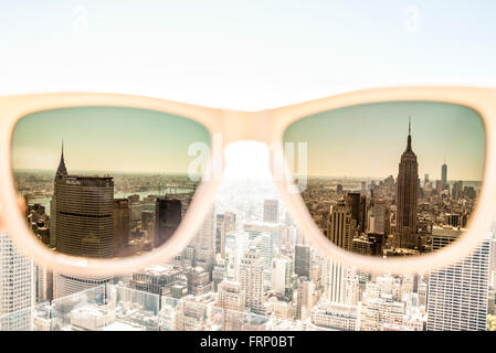 Das Empire State Building, New York City, USA, angesehen durch Sonnenbrille von der Aussichtsplattform des Rockefeller Center Stockfoto