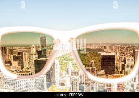 Central Park in New York City angesehen durch Sonnenbrille von der Aussichtsplattform des Rockefeller Center in New York City, USA. Stockfoto