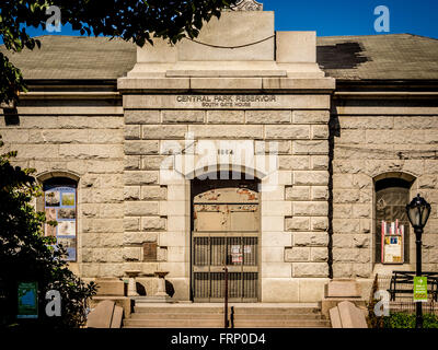 South Gate House am Jacqueline Kennedy Onassis Reservoir (Central Park Reservoir) Central Park, New York City, USA. Stockfoto