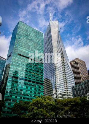 Wolkenkratzer von Bryant Park, New York City, USA betrachtet. Stockfoto