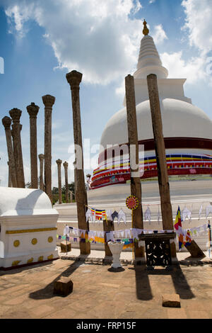 Sri Lanka, Anuradhapura, Thuparamaya Dagoba, Steinsäulen um Basis der Pagode Stockfoto