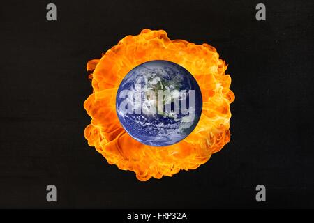 Zusammengesetztes Bild der Erde in Feuer Stockfoto