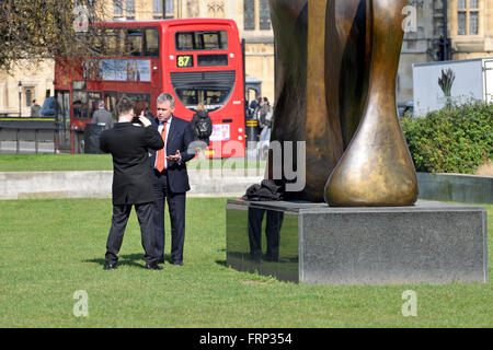 London, England, Vereinigtes Königreich. College Green, Westminster. Politiker werden interviewt und gefilmt auf einem Mobiltelefon Stockfoto