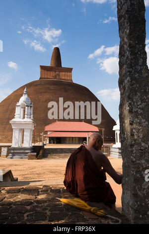 Anuradhapura, Sri Lanka, buddhistischer Mönch, Abhayagiri Dagoba saß im Schatten Stockfoto