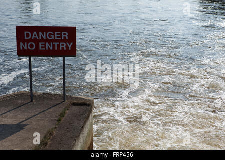Ein Warnschild am Wehr auf der Themse in Abingdon Warnung vor der Gefahr durch das schnell fließende Wasser. Stockfoto