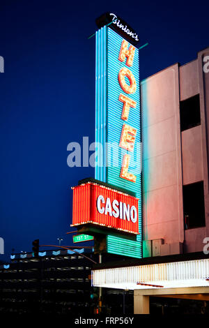 Eine Leuchtreklame für Binion es Hotel and Casino in der Fremont District von Las Vegas, Nevada Stockfoto