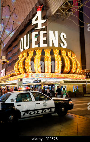 Das Four Queens Hotel and Casino im Stadtteil Fremont, Las Vegas, Nevada, mit einem Polizeiwagen vor Stockfoto