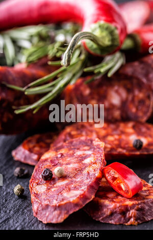 Chorizo Wurst. Traditionelle spanische Chorizo Wurst, mit frischen Kräutern, Knoblauch, Pfeffer und Chili Peppers. Traditionelle Küche. Stockfoto