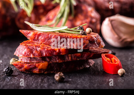 Chorizo Wurst. Traditionelle spanische Chorizo Wurst, mit frischen Kräutern, Knoblauch, Pfeffer und Chili Peppers. Traditionelle Küche. Stockfoto