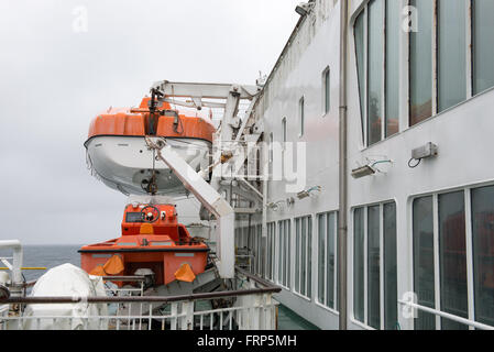 Orange Rettungsboot auf der Fähre Schiff MS Smyril auf den Färöer Inseln Stockfoto