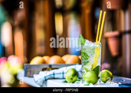 Mojito. Mojito cocktail. Cocktail-Glas an der Bar im freien begegnen. Alkoholisches Getränk. Stockfoto