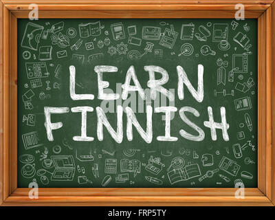Lernen Sie Finnisch Konzept. Doodle-Symbole auf der Tafel. Stockfoto
