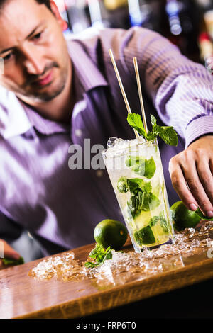 Mojito.Bartender in Nacht Kneipe Vorbereitung alkoholisches Getränk Mojito. Stockfoto