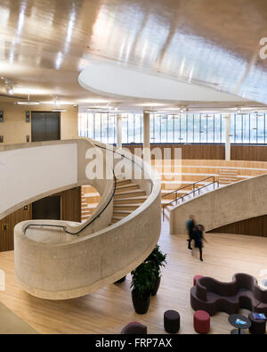 Blick zum Foyer und Forum mit Wendeltreppe. Blavatnik School of Government an der University of Oxford, Oxford, United Ki Stockfoto