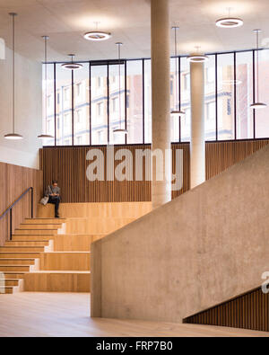 Doppelter Höhe Forum mit informellen Holz Sitzgelegenheiten. Blavatnik School of Government an der University of Oxford, Oxford, United Stockfoto