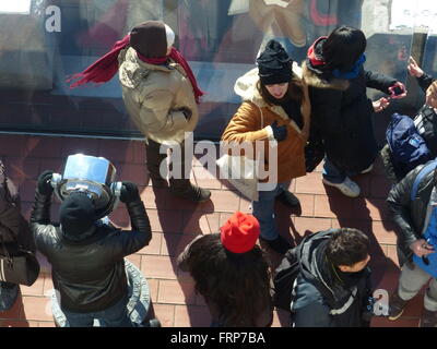 Touristischen oben auf dem Felsen Stockfoto
