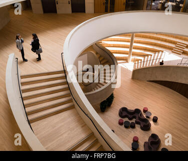 Wendeltreppe und Innenhof im Erdgeschoss. Der Blavatnik School of Government an der University of Oxford, Oxford, Stockfoto