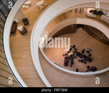 Gestapelte Bodenprofile und Blick Richtung Foyer im Erdgeschoss. Der Blavatnik School of Government an der University of Oxford, Oxford, Stockfoto