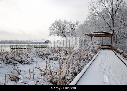 Wauconda, Illinois schneebedeckte Park Bezirk Wanderweg entlang Pony See. Stockfoto