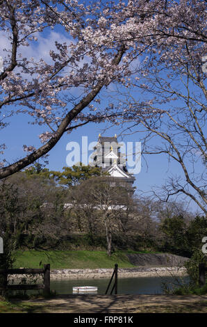 Okayama Castle von gesehen über den Asahi-Fluss im Frühjahr, Okayama, Japan Stockfoto