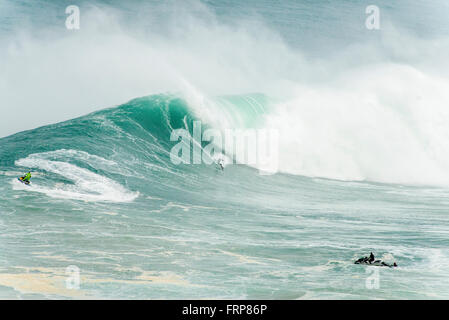 Surfer auf eine große Welle. Stockfoto