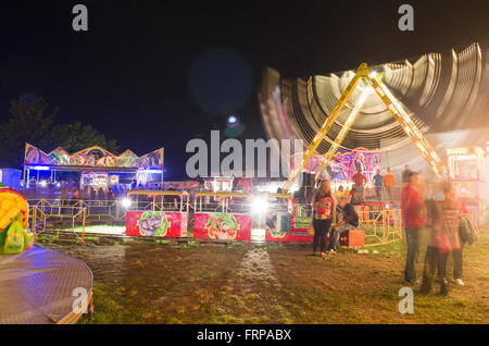 Bunte Messe in der Nacht Langzeitbelichtung Foto Stockfoto