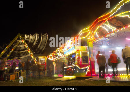 Bunte Messe in der Nacht Langzeitbelichtung Foto Stockfoto