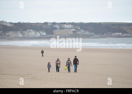 Menschen zu Fuß am Strand von Hunmanby, North Yorkshire, UK. Stockfoto