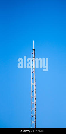 Einfache Metallantenne am strahlend blauen Himmel. Stockfoto