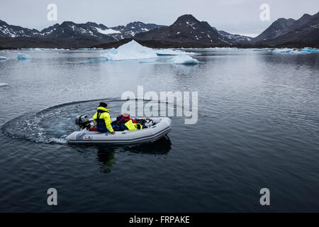 Startende Beiboot vom Segelboot in Eisberg gefüllt Wasser des Kong Oscars Havn, Tasiilaq, Grönland Stockfoto