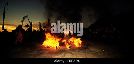 Kecak Tanz Uluwatu Bali Indonesien durchgeführt Stockfoto