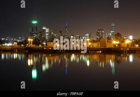 Downtown Chicago Skyline bei Nacht spiegelt sich im Hafen von Diversey in Chicago, Illinois, Vereinigte Staaten von Amerika. Stockfoto