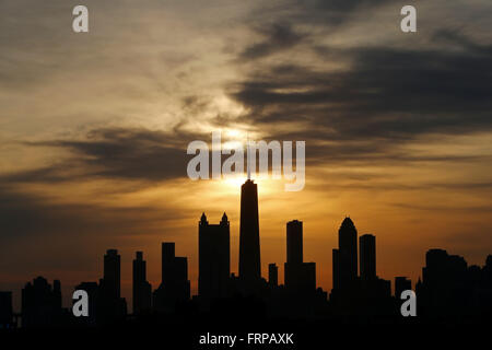 Downtown Chicago Skyline ist Silhouette bei Sonnenaufgang von Wicker Park in Chicago, Illinois, Vereinigte Staaten von Amerika aus gesehen. Stockfoto