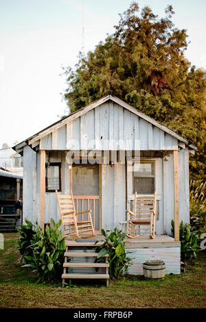 Clarksdale, Mississippi, Vereinigte Staaten. Kleine blaue Hütte mit Schaukelstühle auf der Veranda. Stockfoto