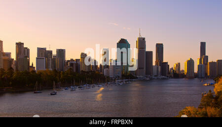 Brisbane Stadt und Fluss als die Sonne untergeht Stockfoto