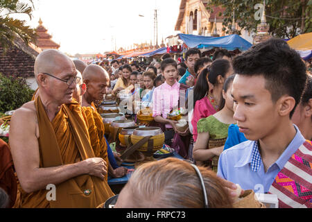 Zelebranten Almosen an Boun, die Luang, statt eine jährliche buddhistische Festival an der goldenen Stupa in Vientiane, Laos (, die Luang). Stockfoto