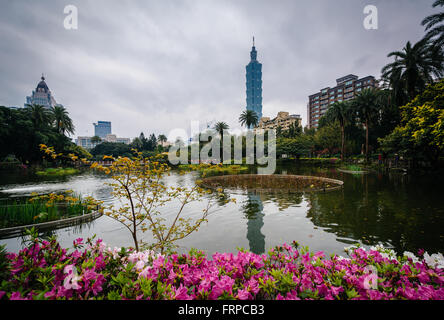 Blumen, See und Taipei 101 im Zhongshan-Park, in der Xinyi District, Taipei, Taiwan. Stockfoto