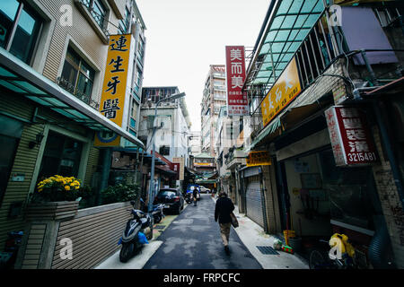 Eine schmale Straße im Bezirk Zhongzheng in Taipei, Taiwan. Stockfoto