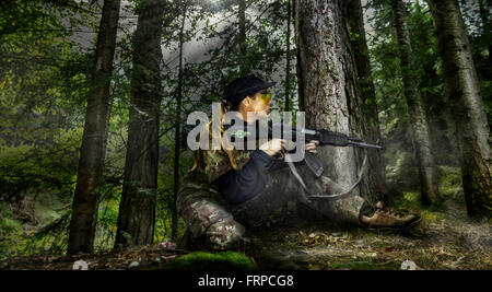Mädchen in einer Uniform mit einem Gewehr in der Hand Stockfoto