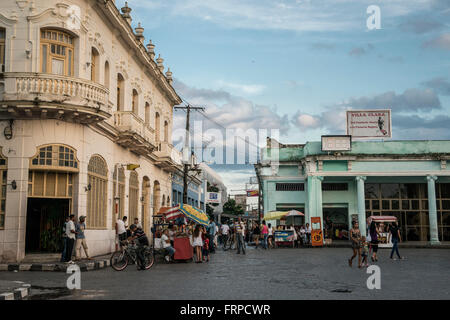 Straßenhändler und Fußgänger auf dem Ttown Platz von Santa Clara, Villa Clara, Kuba Stockfoto