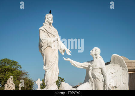 Statue von Jesus und ein Engel im kubanischen Friedhof Stockfoto
