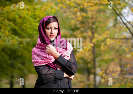 Herbst Porträt eines Mädchens mit Schal. Stockfoto