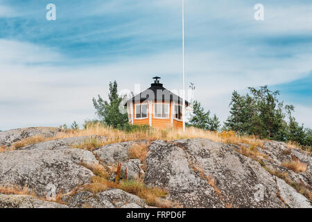 Kleine finnische Wetterstation meteorologische auf Felsen auf der Insel in Finnland. Stockfoto