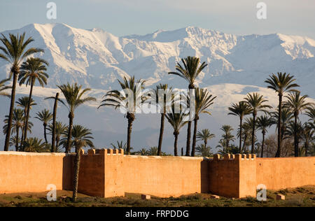 Die Stadtmauer von Marrakesch vor schneebedeckten hohen Atlas, Marokko Stockfoto