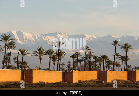 Die Stadtmauer von Marrakesch vor schneebedeckten hohen Atlas, Marokko Stockfoto