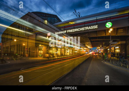 Bahnhof Friedrichstraße mit helle Streifen von einer vorbeifahrenden Straßenbahn und ein Eis, Berlin, Deutschland Stockfoto