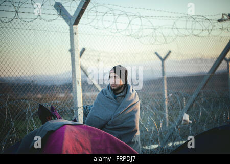 Idomeni Flüchtlingslager an der Grenze zu Griechenland und Mazedonien, ein Flüchtling vor der Grenze Zaun, Idomeni, Zentralmakedonien, Griechenland Stockfoto