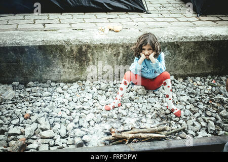 Idomeni Flüchtlingslager an griechisches Mazedonien Grenze, sitzt ein Kind auf der Plattform an der Station, Idomeni, Zentralmakedonien, Griechenland Stockfoto