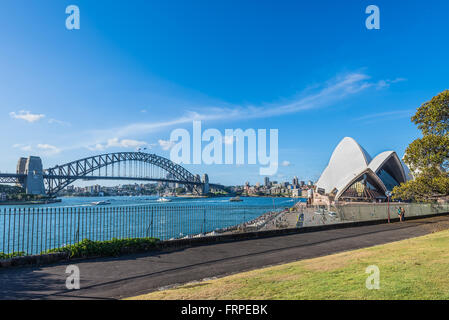 Sydneys Wahrzeichen - die Harbour Bridge, The Sydney Opera House, Blick vom Royal Botanic Garden, Sydney Stockfoto